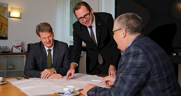 Drie Duitse advocaten van ALPMANN FRÖHLICH aan tafel