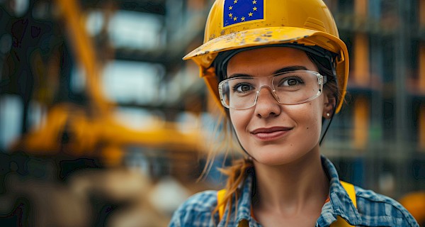 arbeider van de EU die en gele helm met de vlag van de Europese Unie